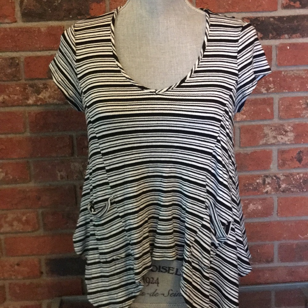 Short sleeved stretchy striped blouse